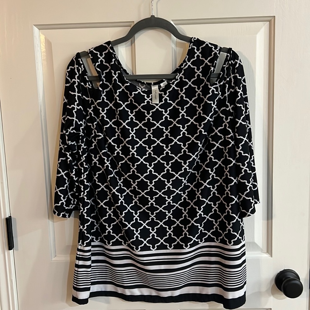 Tacera, Black & White, XL, Peek Shoulder, Good Condition